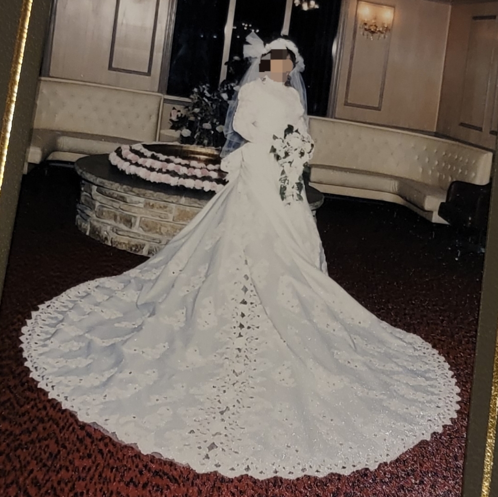 Gorgeous White wedding dress bridal wedding gown veil, bouquet, bra